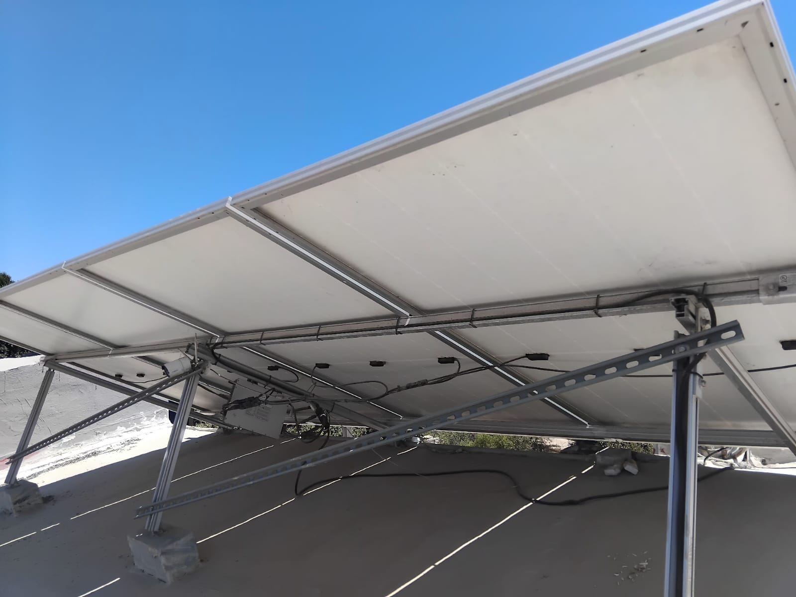 Estructura y cableado de paneles solares