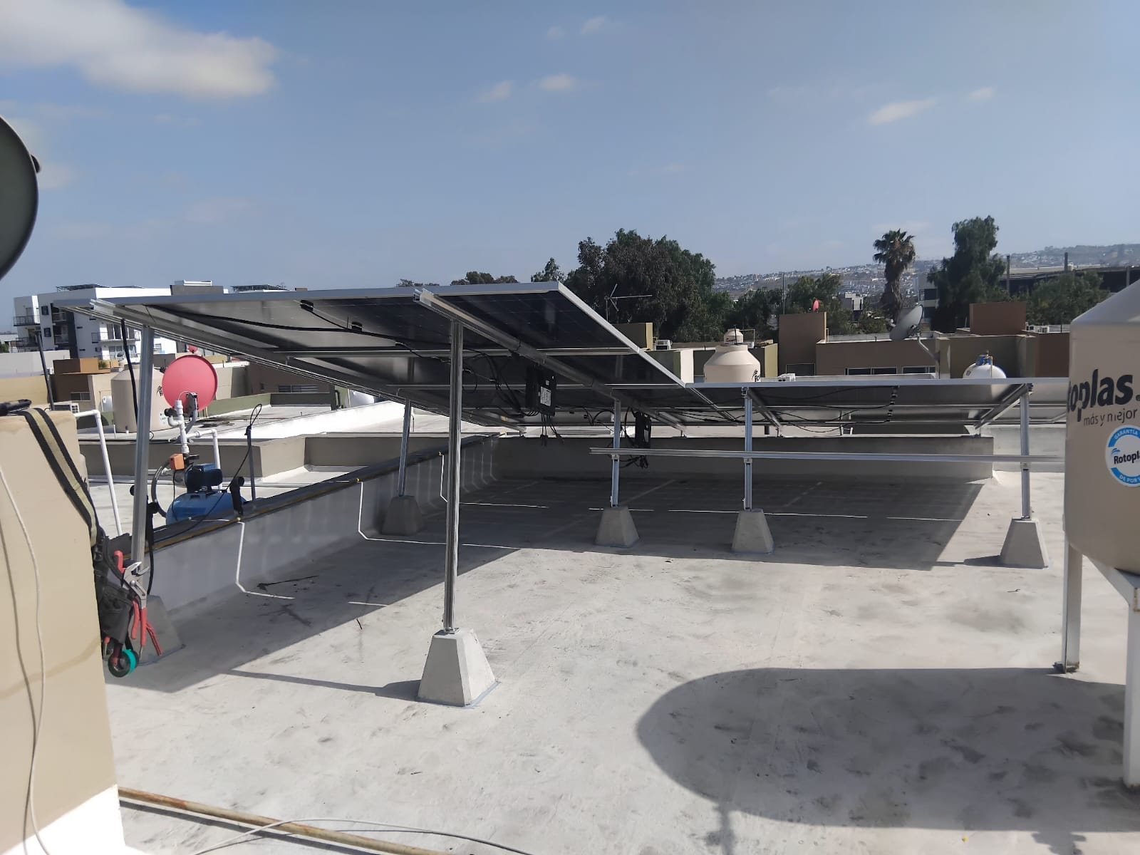 Estructura elevada para paneles solares
