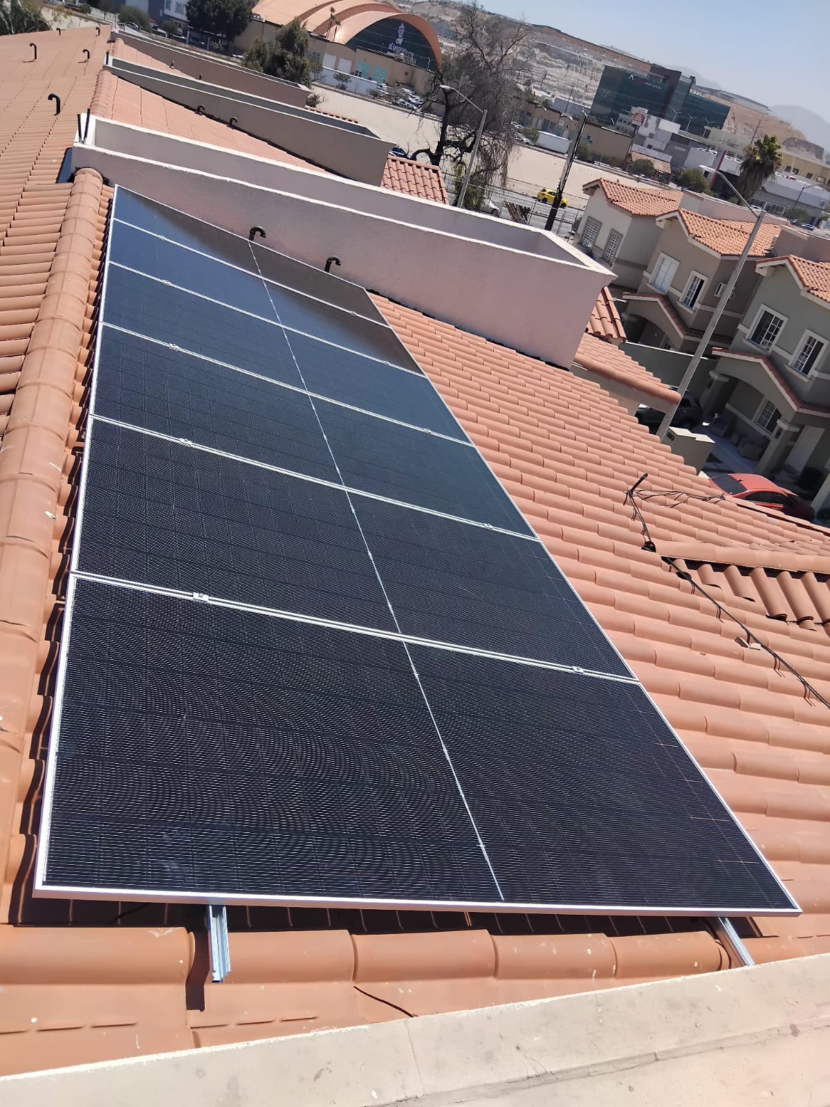 Paneles solares sobre techo de teja
