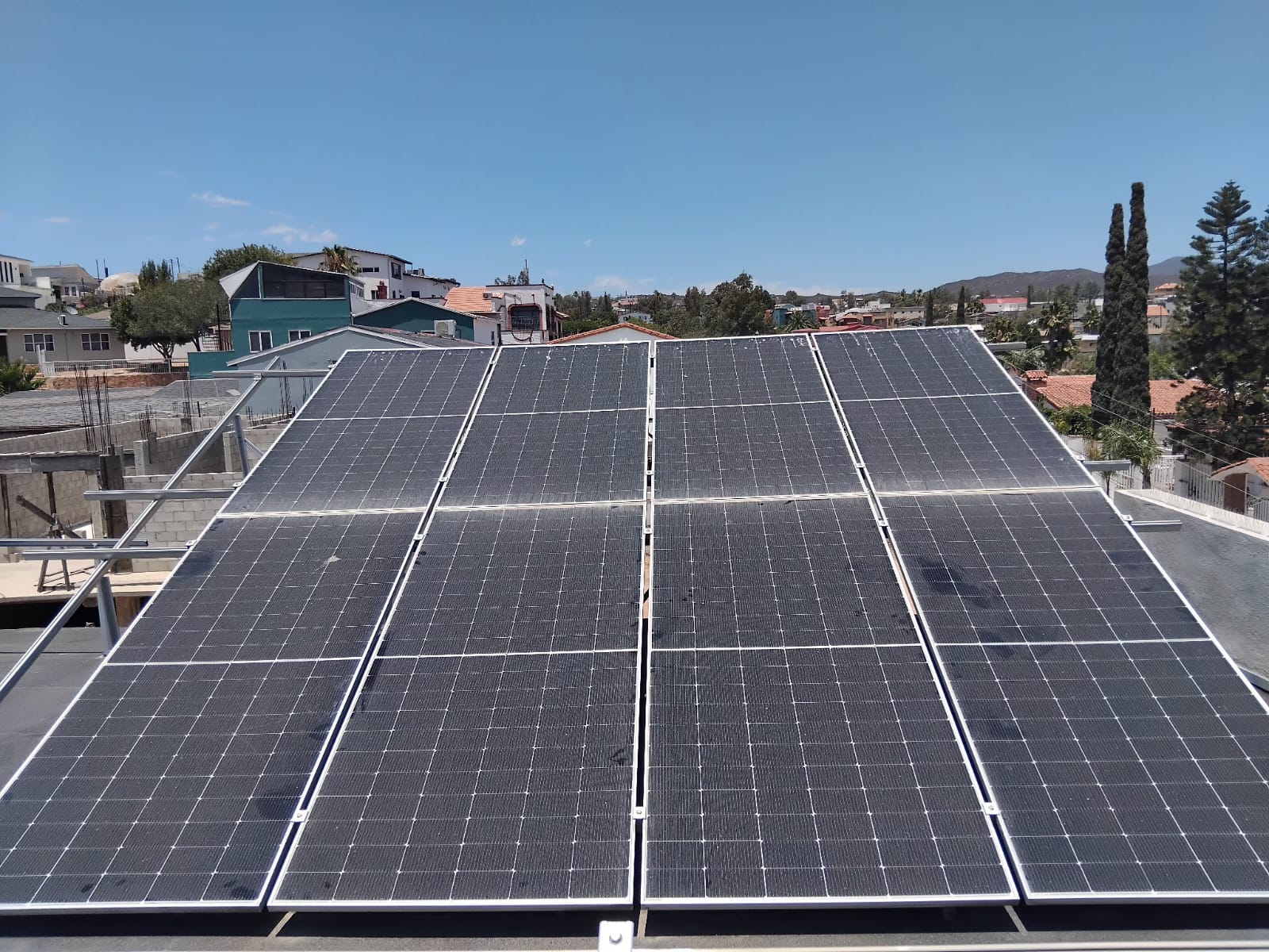 Arreglo de paneles solares terminado