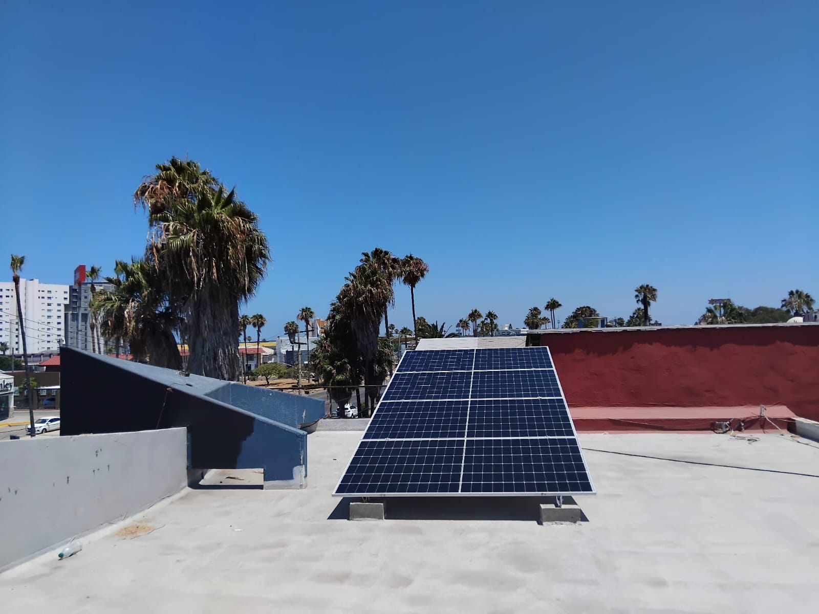Paneles solares en azotea residencial