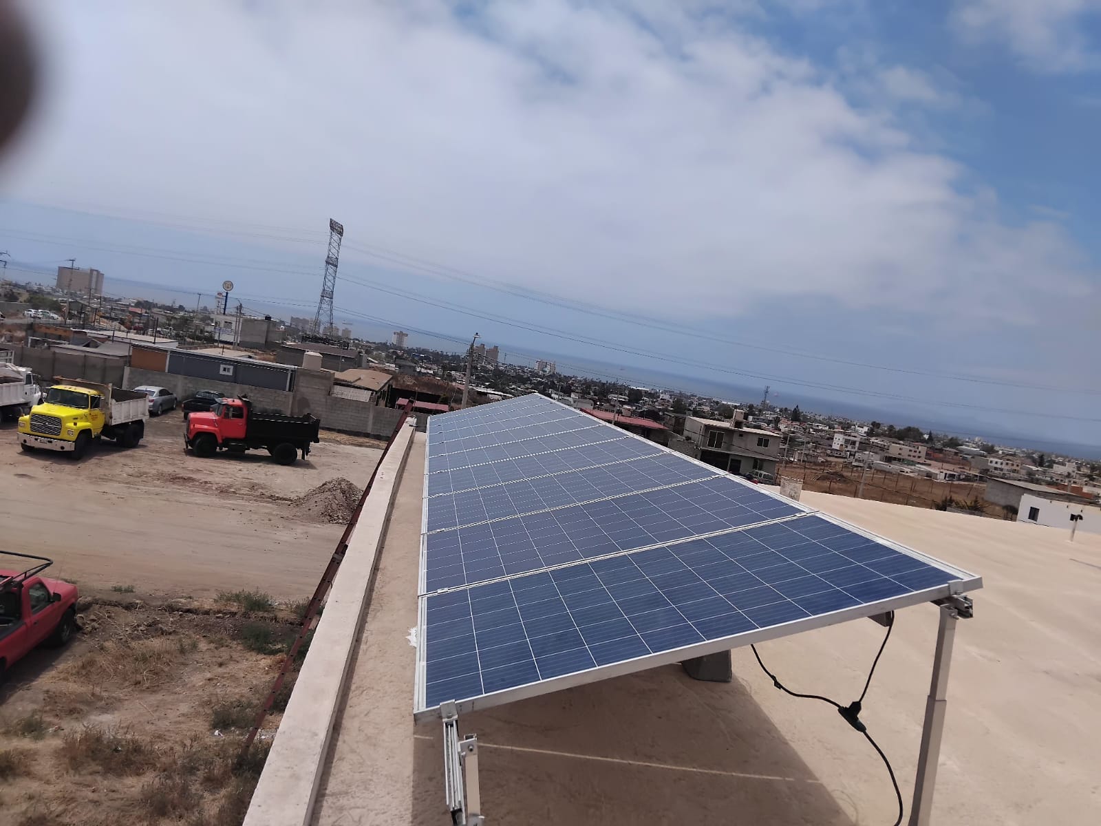 Sistema solar con vista urbana